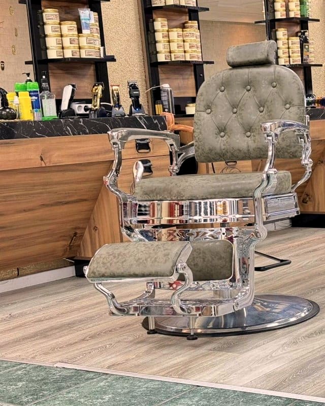 Chromen barberstoelen met capitonné bekleding