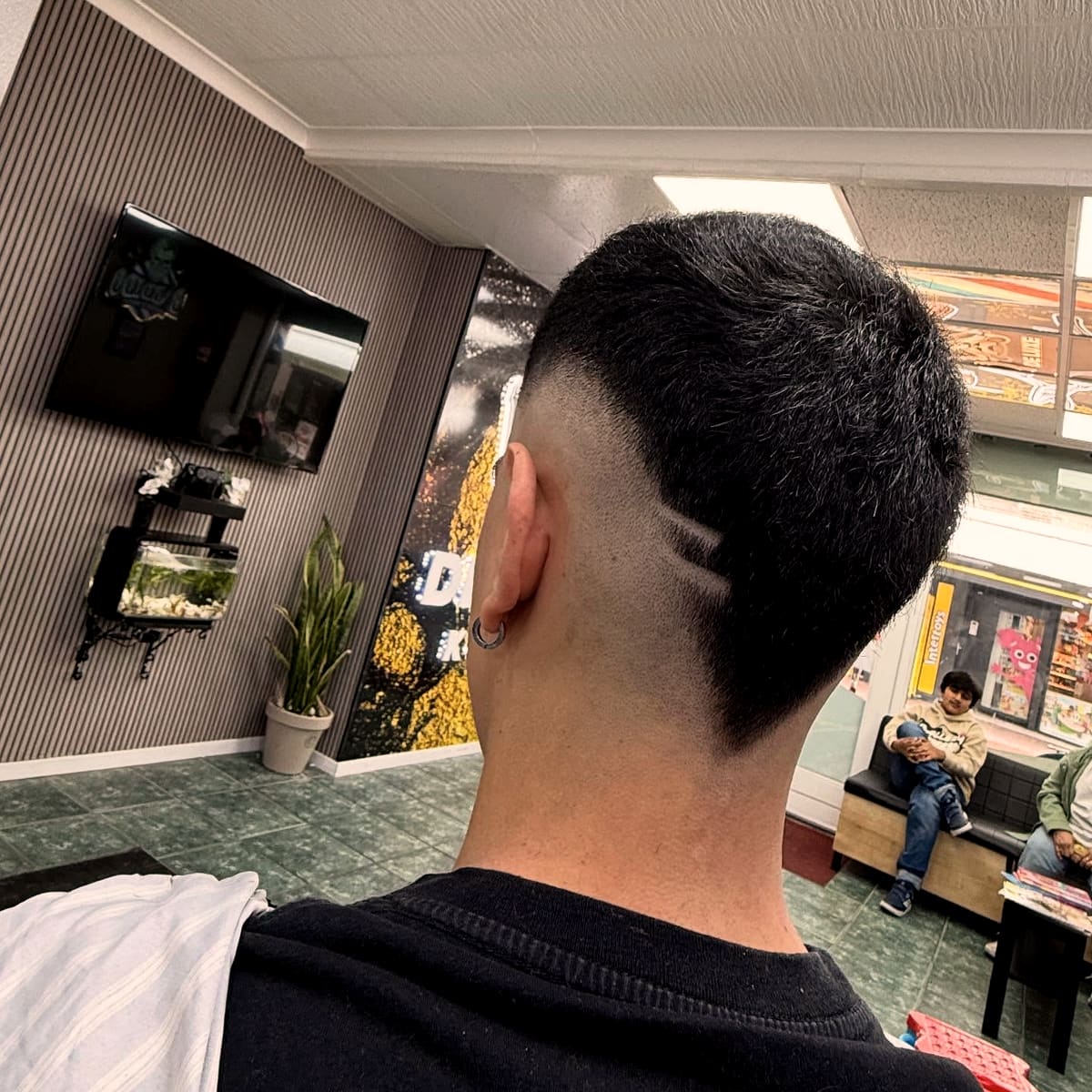 Hair design met een strakke lijn in een skin fade, van achteren gezien