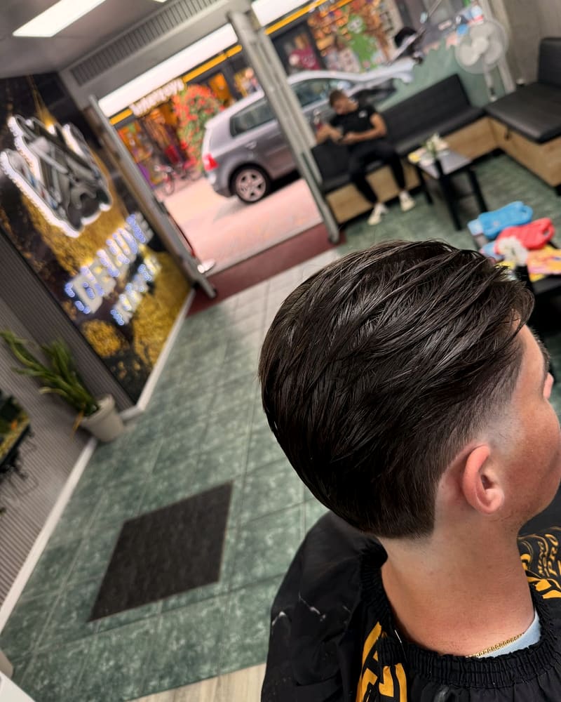 Taper fade met naar achteren gekamd bovenhaar