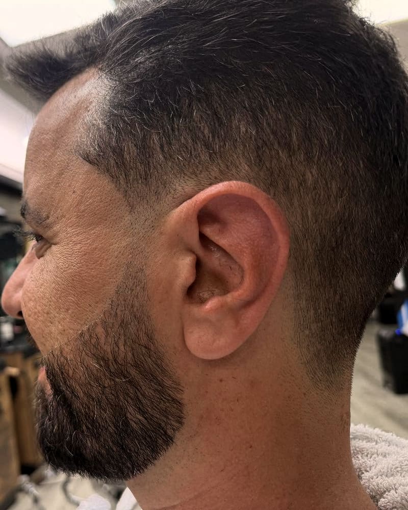 Close-up van een scherpe baardcontour met fade