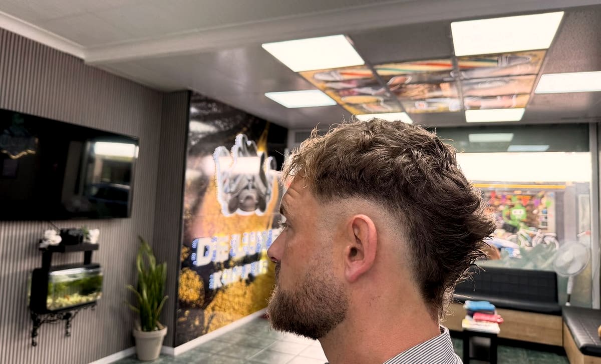 Krullen met een fade en een bijgewerkte baard